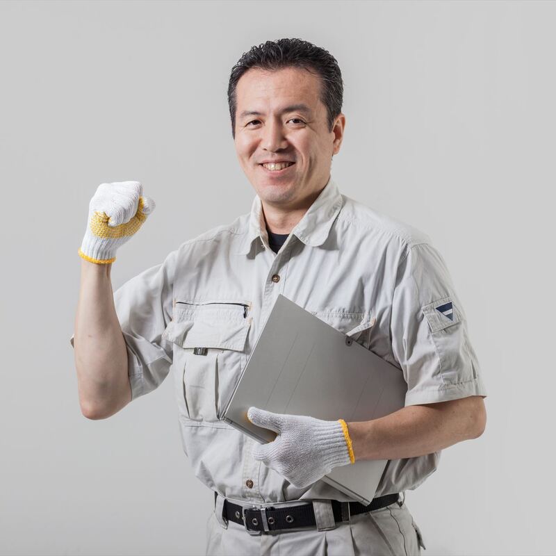 ポーズを決める作業服の男性 (1)
